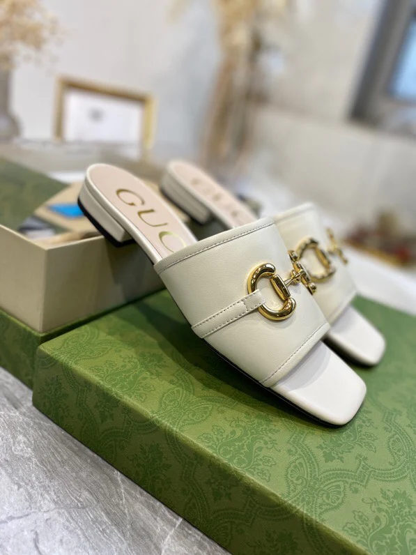 Уличные тапочки Gucci с пряжкой