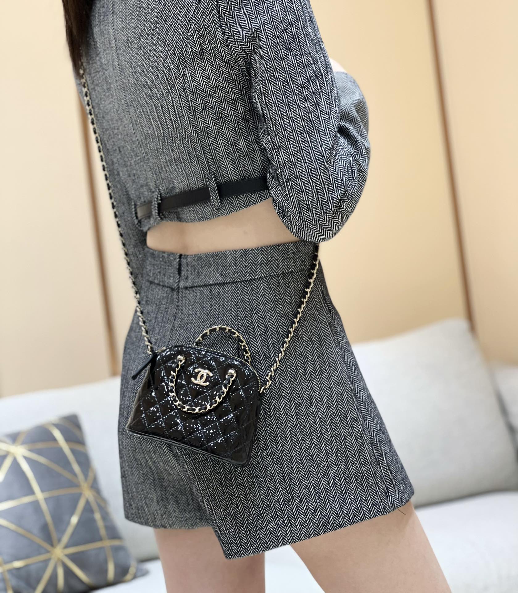 Новинка сезона весна/лето 2023 от Chanel - сумка Shell из лакированной кожи - черная - фотографии в действии.