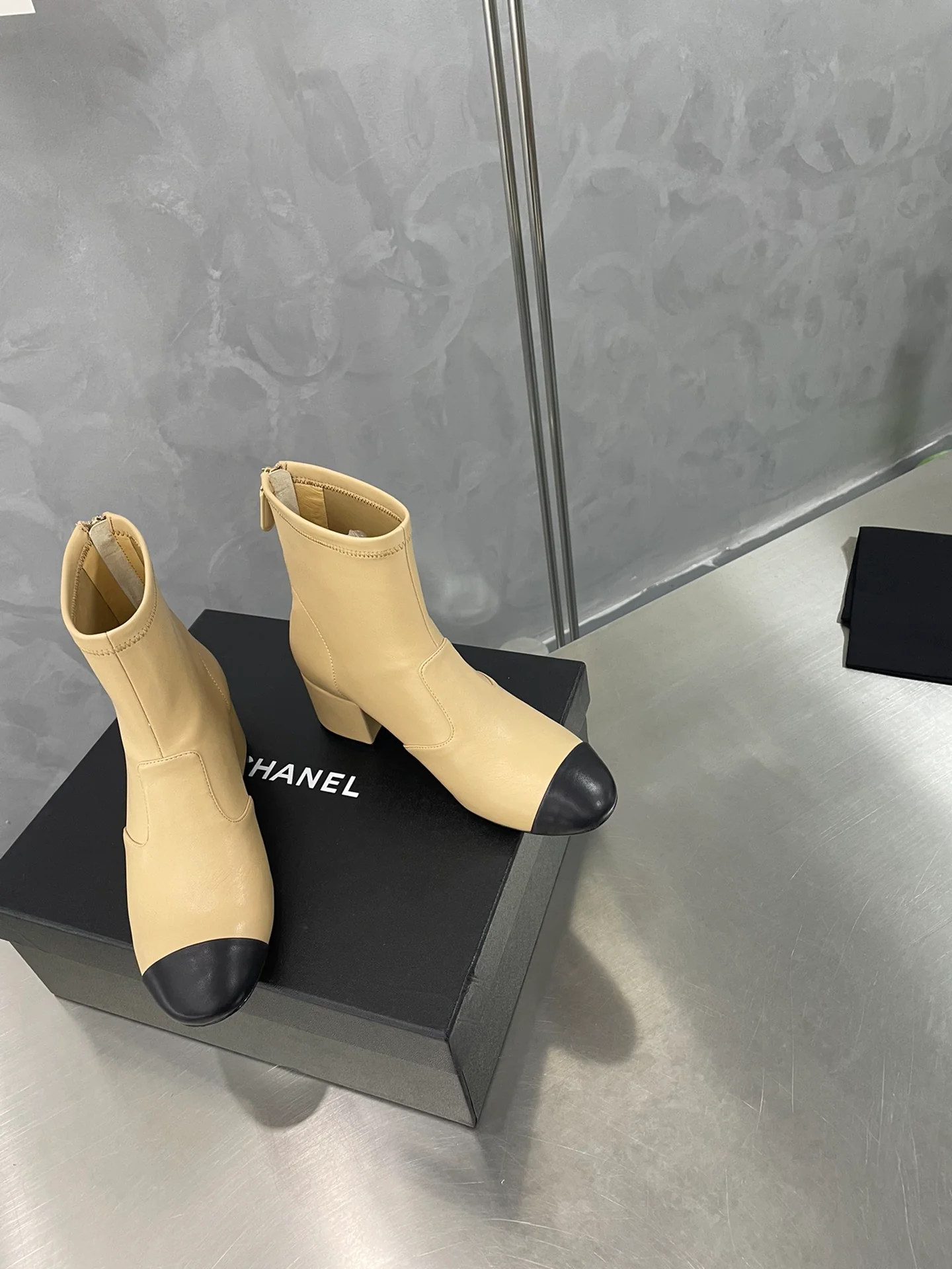 Ботильоны Chanel на массивном каблуке с острым носком - абрикосового цвета