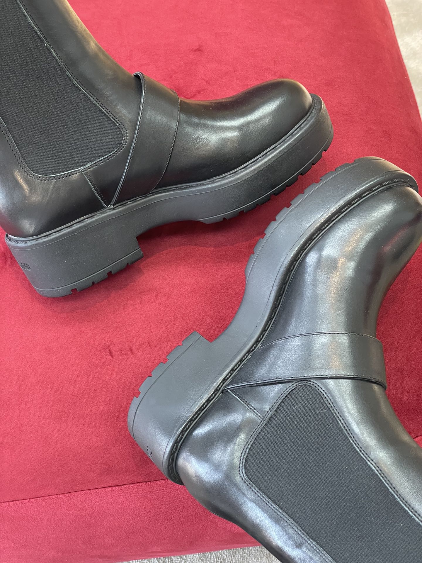 Новинка сезона осень/зима 2022 от Miu Miu — ботинки челси.