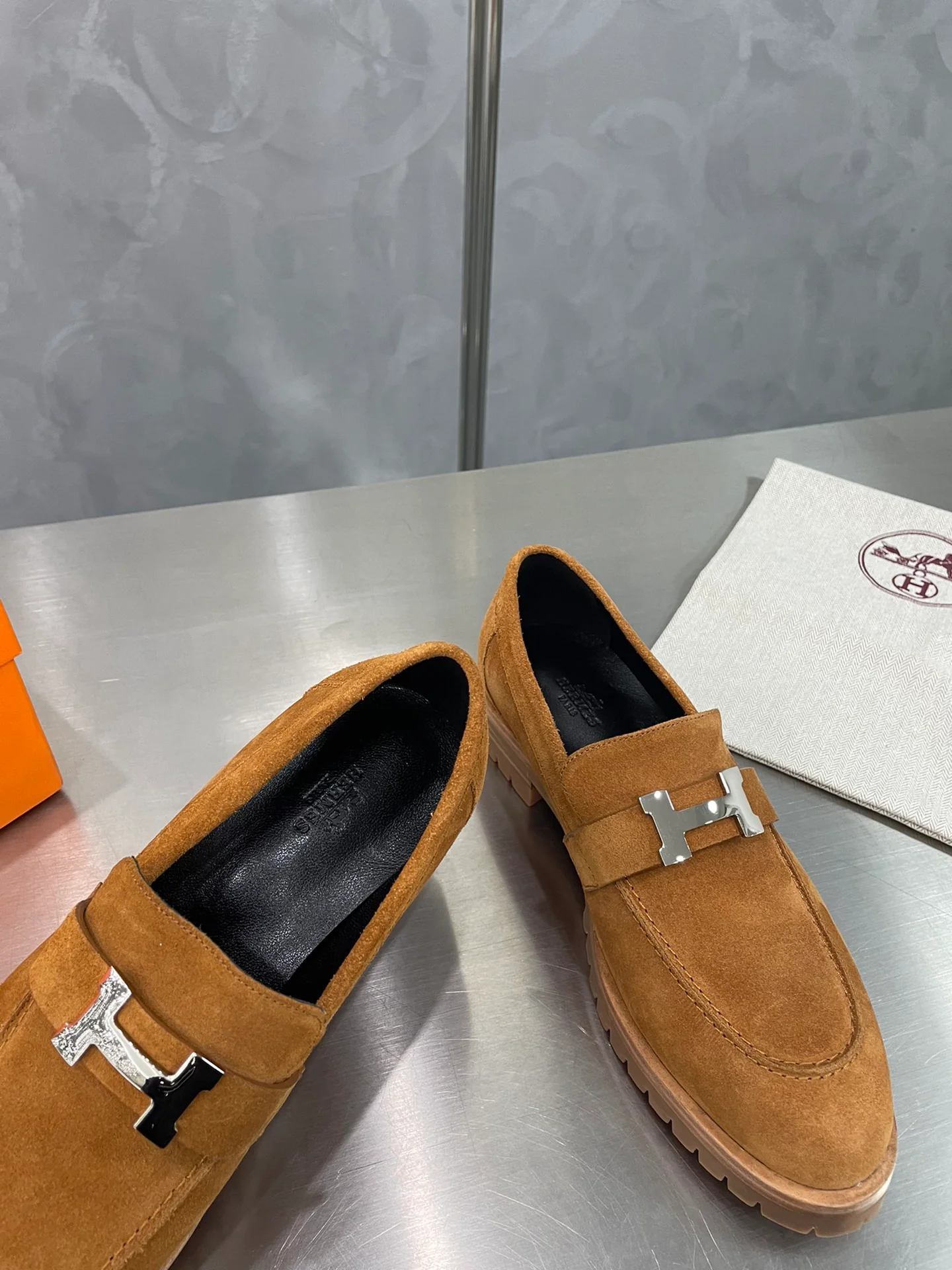 Классические туфли Hermes с пряжкой H в стиле афро