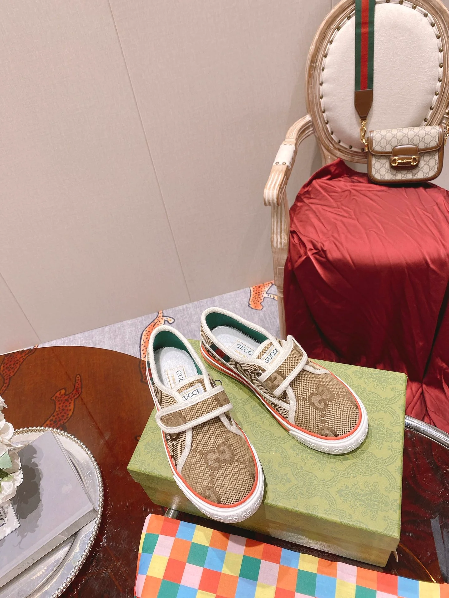 Классические лоферы Gucci 1977 года, парусиновые, на липучках, коричневые.