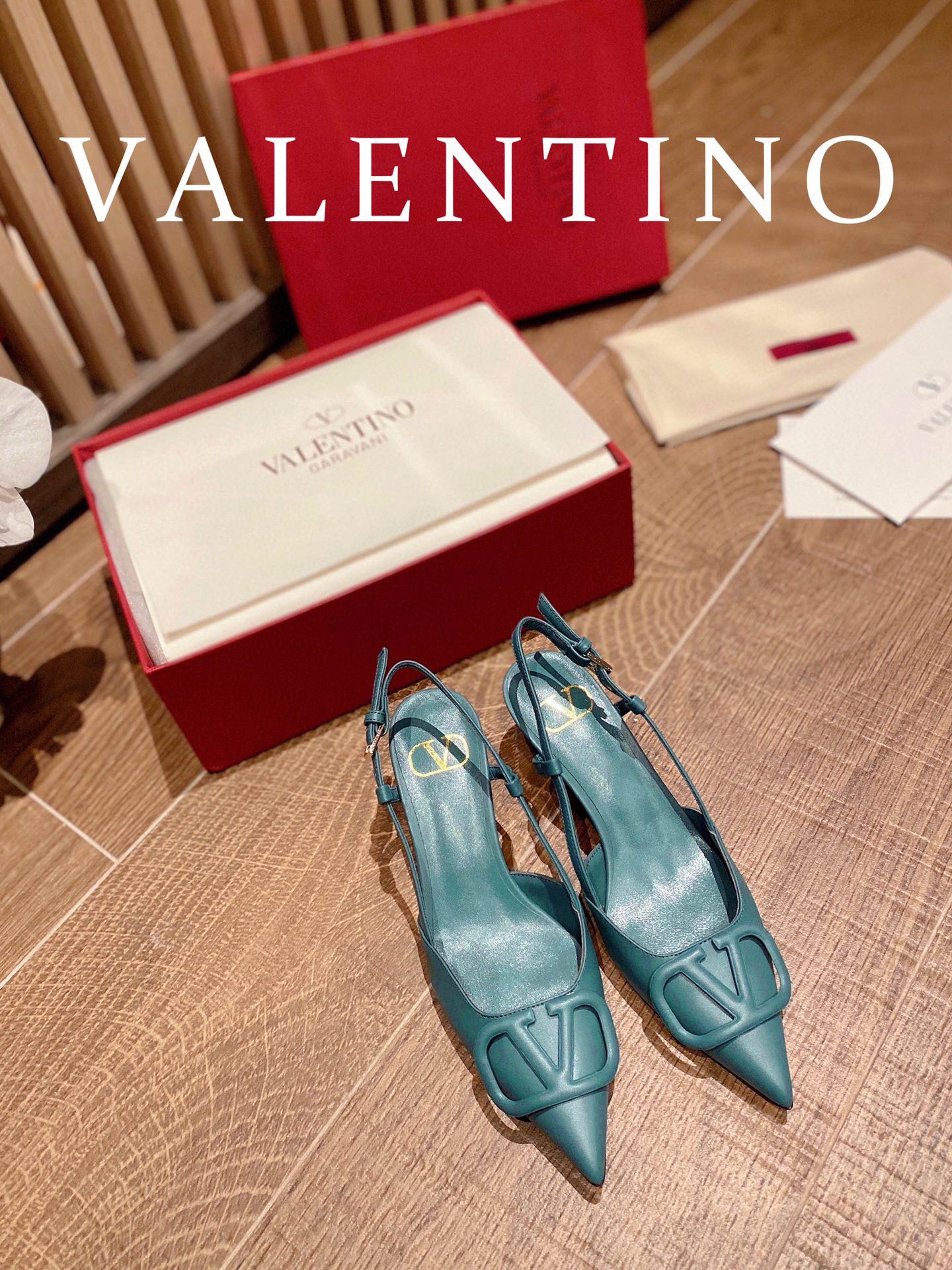 Туфли Valentino с V-образной пряжкой и открытой пяткой — синие.