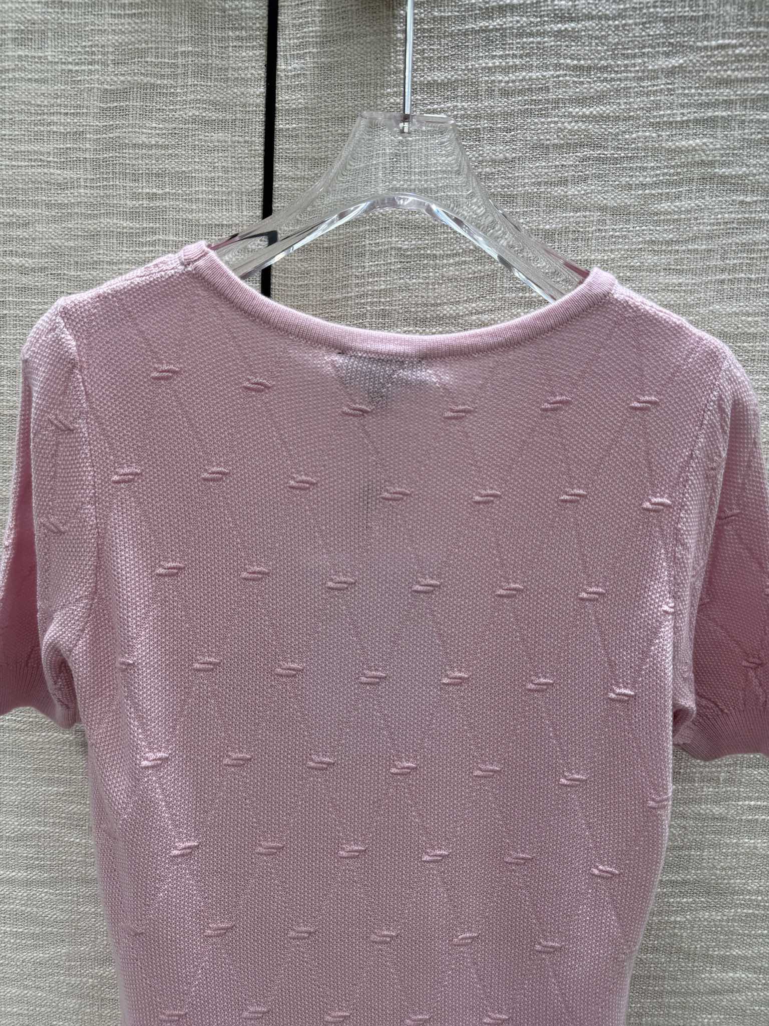 Новая коллекция Chanel Весна/Лето 2024: трикотажное платье с короткими рукавами и ромбовидным узором - Черное - 1