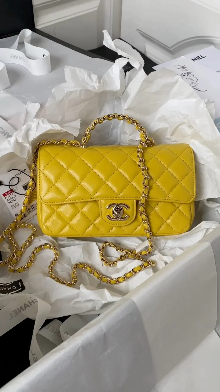 Коллекция Chanel Pre-Fall 2023 - Сумка CF с ручкой, украшенной стразами - Желтая - 21 см