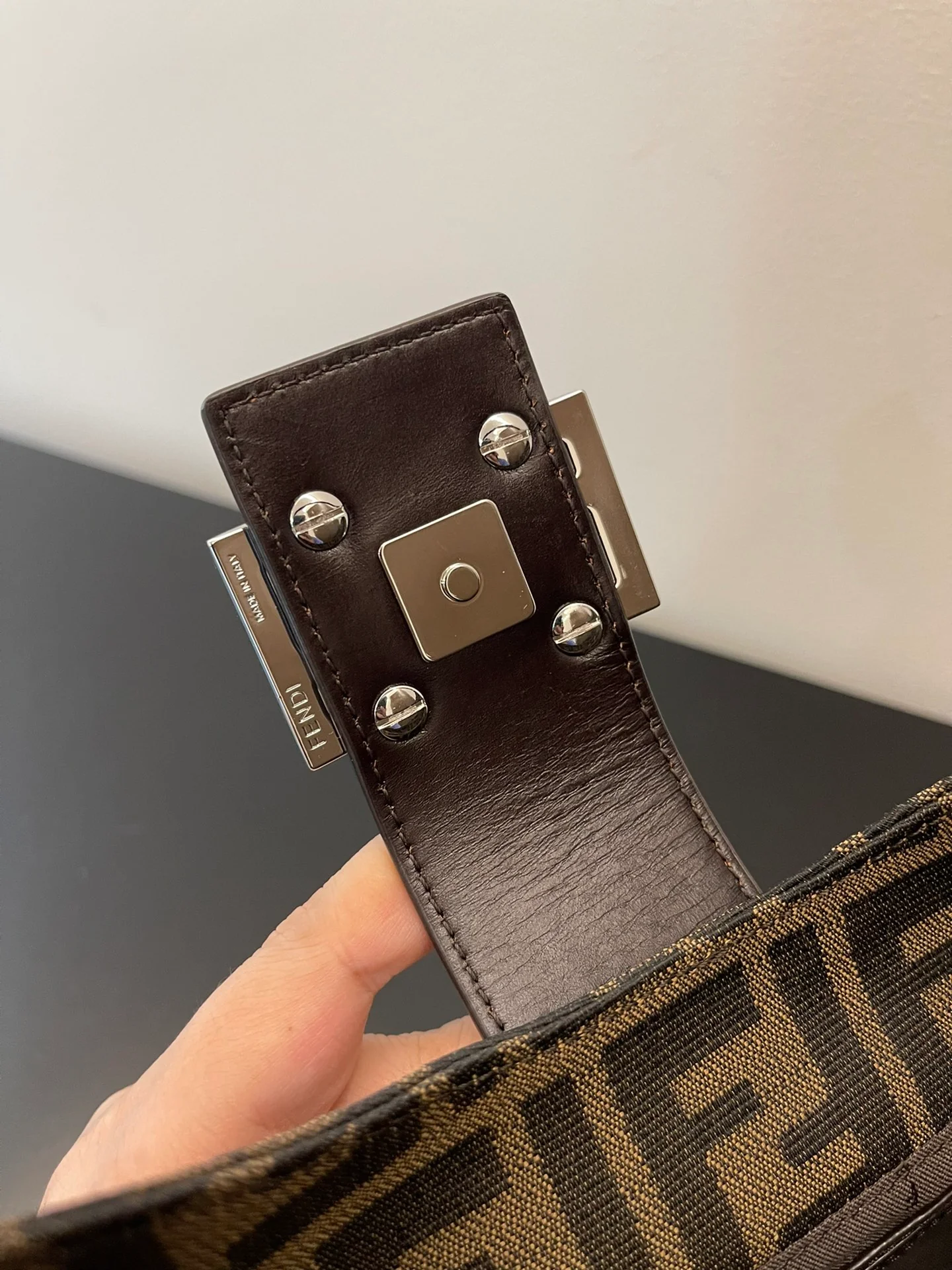 Винтажная сумка Fendi Monogram с серебряной пряжкой через плечо