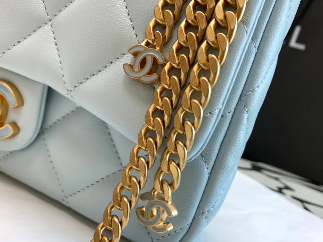 Новинка 2022 года от Chanel - квадратная сумка-клатч с эмалированной пуговицей - 21 см - 2