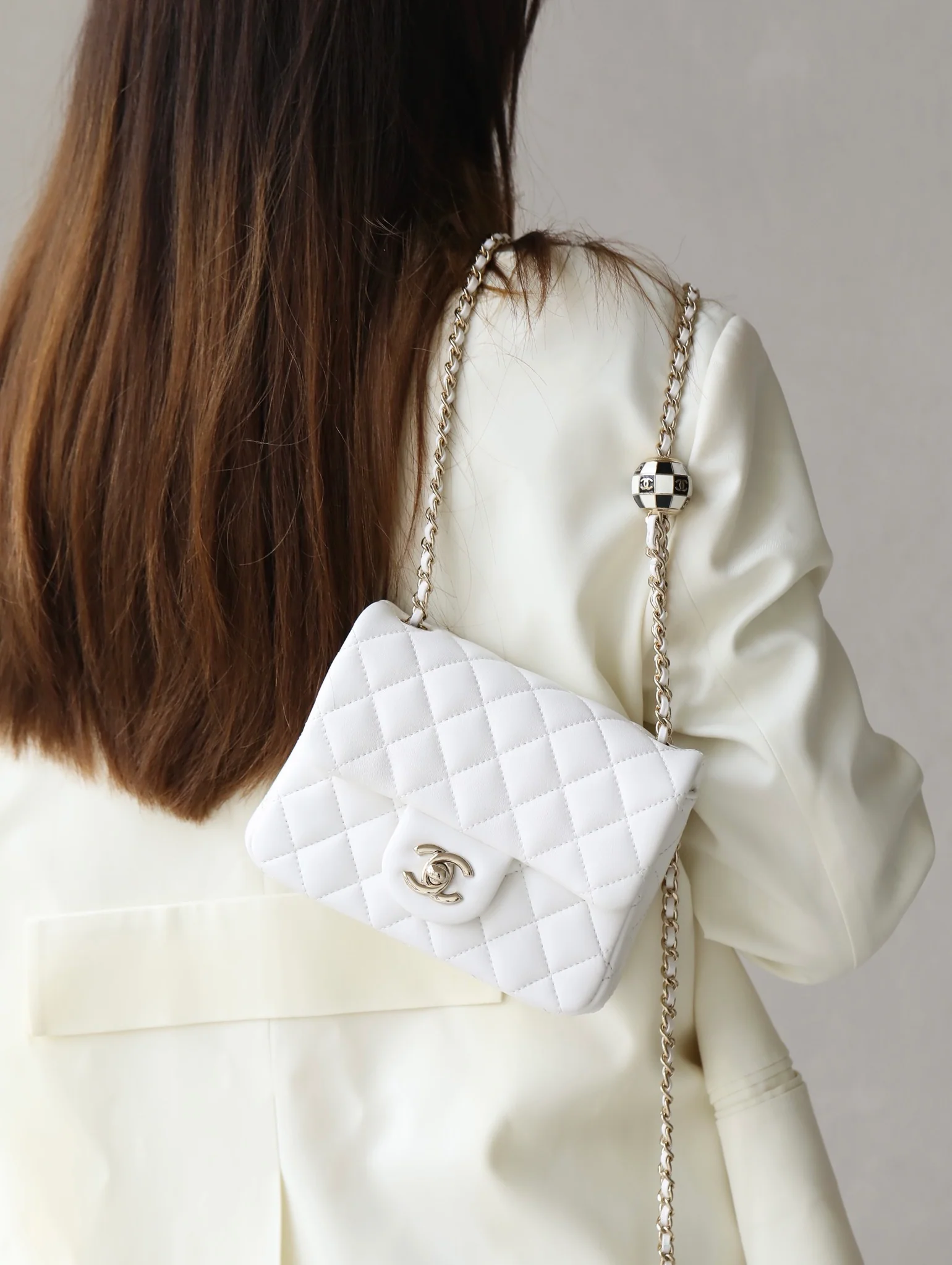 Новые поступления Chanel весна/лето 2023 - Футбольная серия - Сумка CF - Белая - Фотографии в действии