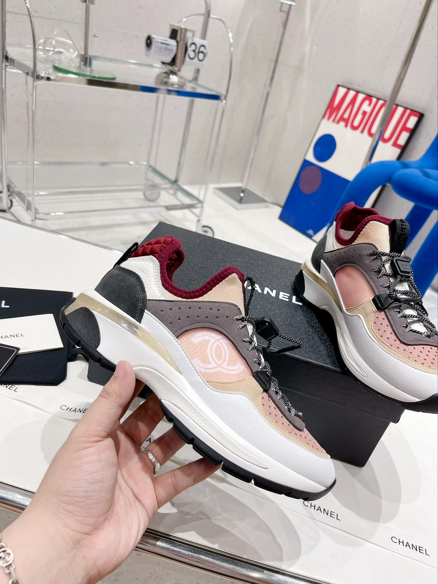 Новые поступления с показа Chanel весна/зима 2022 — повседневные кроссовки в стиле колор-блок — розовато-серый.