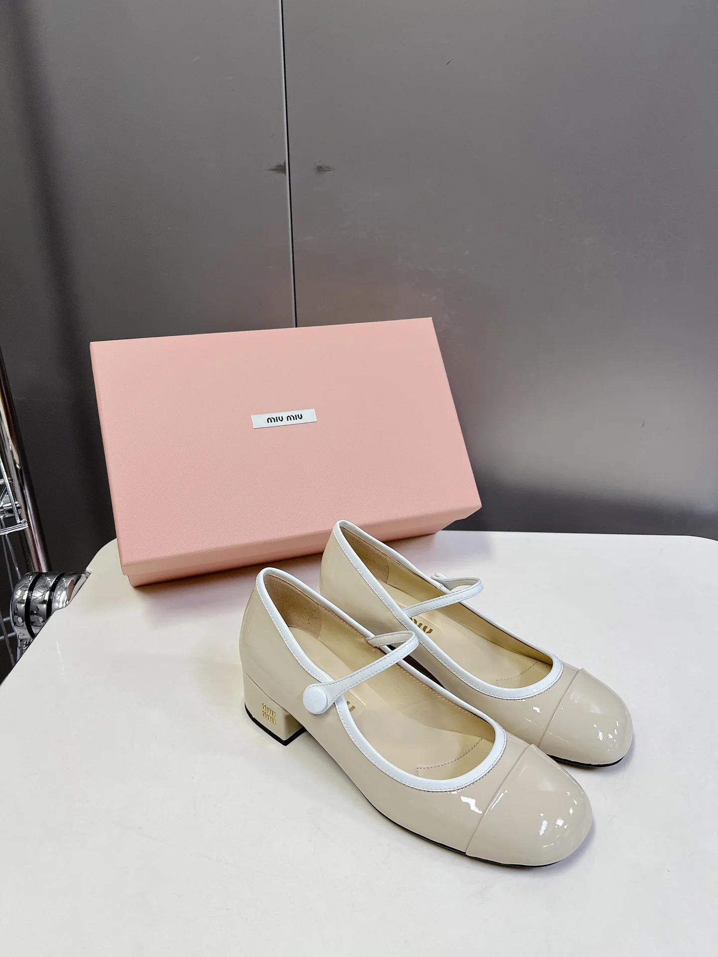 Miu Miu - Туфли Мэри Джейн с цветовыми блоками, круглым носком и боковой застежкой - Белые