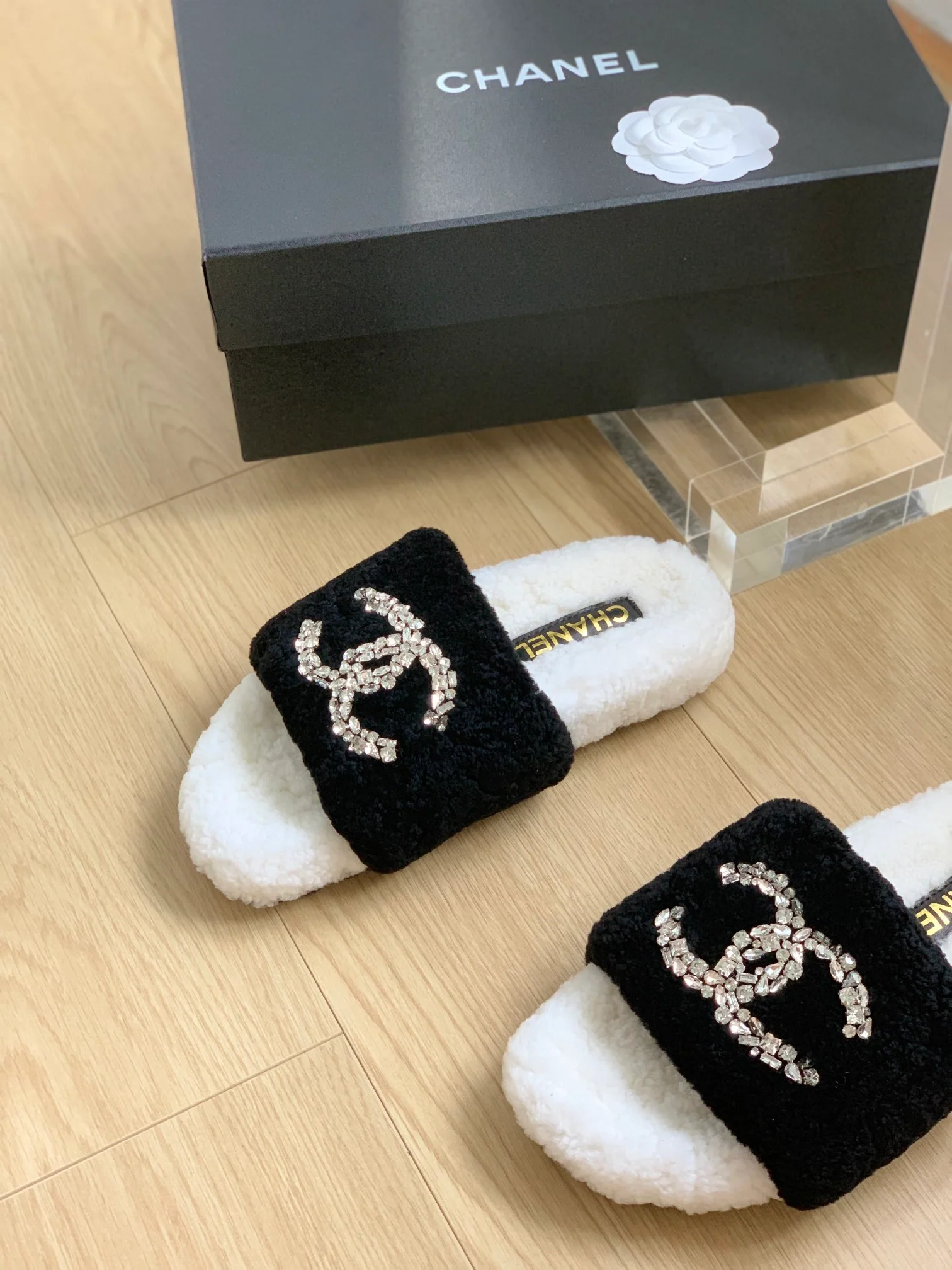 Новинка сезона осень/зима 2023 от Chanel - Домашние тапочки из овечьей шерсти с резиновой подошвой - Черно-белые