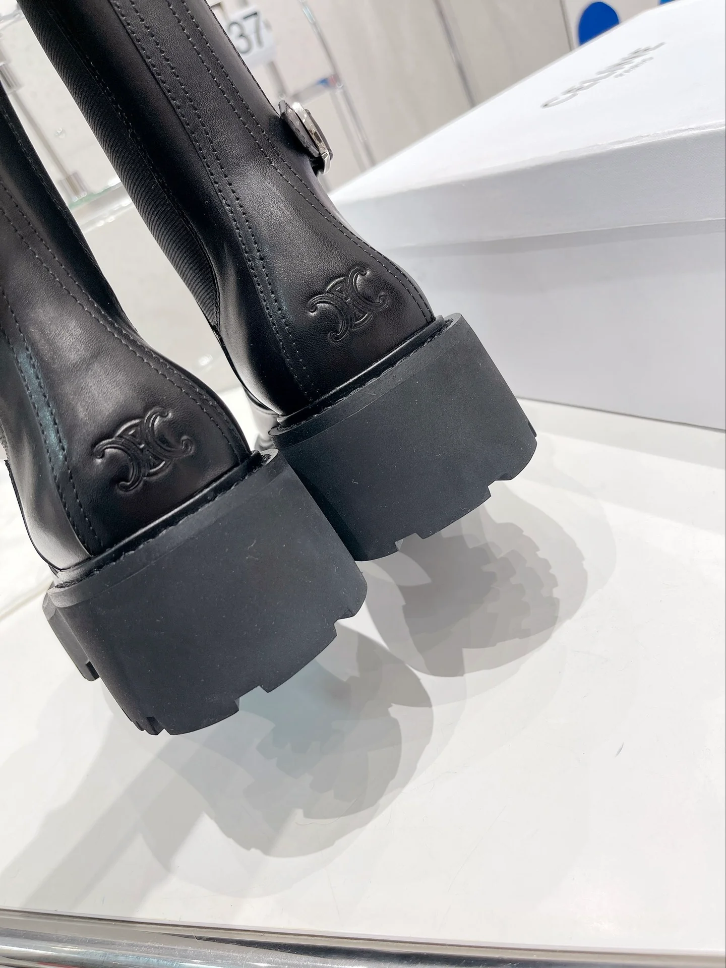 Новинка сезона осень/зима 2022 от Celine — кожаные ботинки с одной пряжкой.