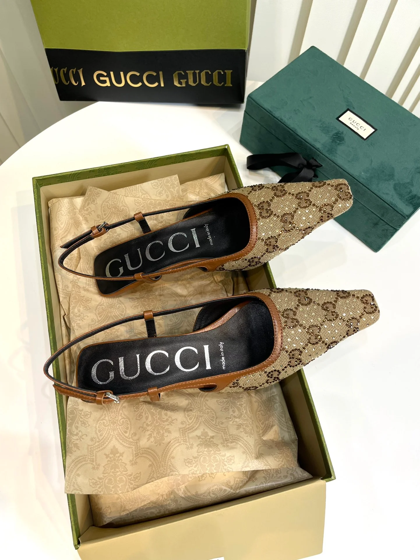 Туфли на каблуке с монограммой Gucci, выполненные в британском стиле.