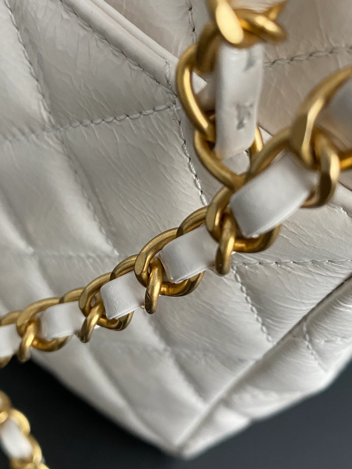 Коллекция Chanel ?Ранняя весна 2023? — сумка-хобо в стиле хиппи — маленькая — белая