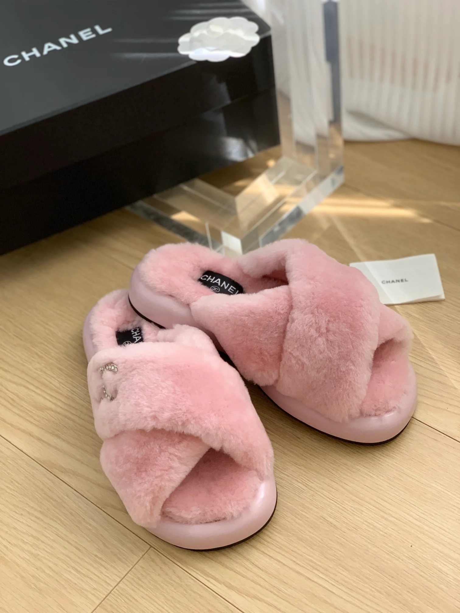 Новинка сезона осень/зима 2023 от Chanel - Классические пушистые тапочки с двойной буквой С - Розовые