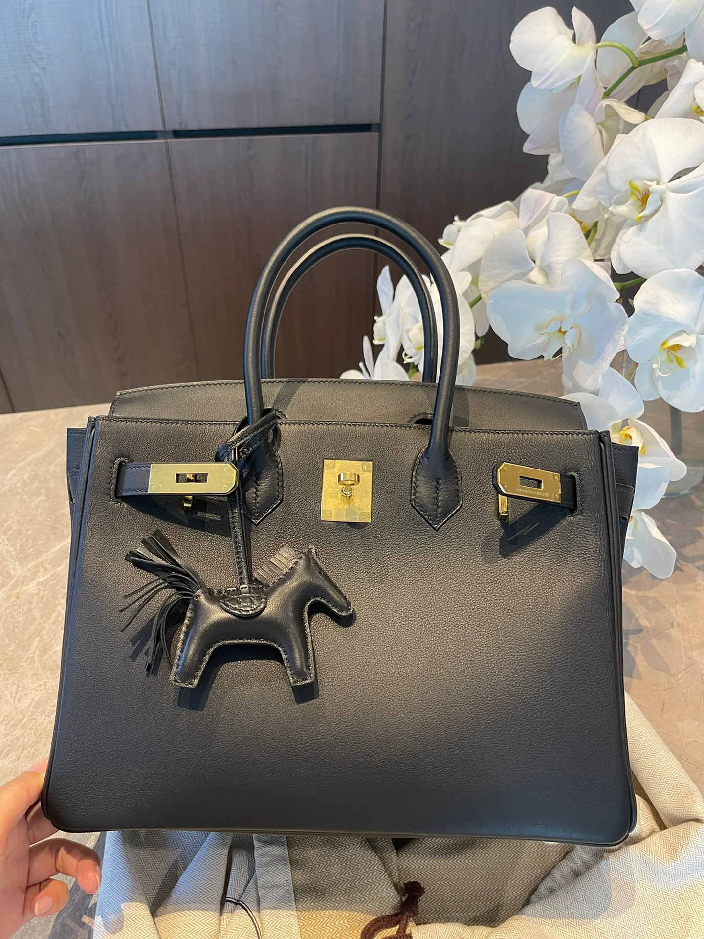 Сумка Hermes Birkin 30 Swift черного цвета с золотой пряжкой
