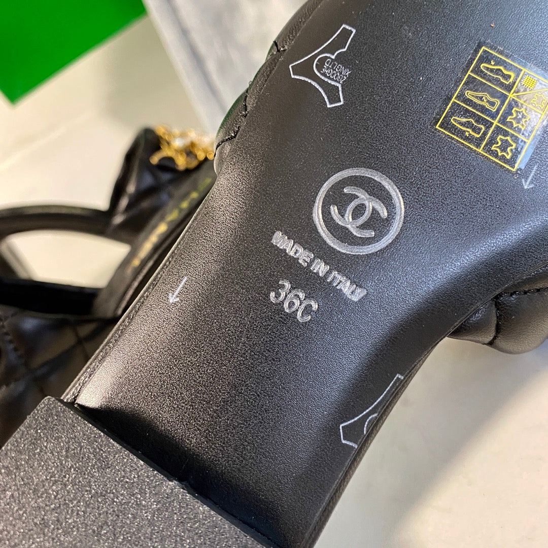 Туфли-лодочки Chanel с жемчужной цепочкой на каблуке