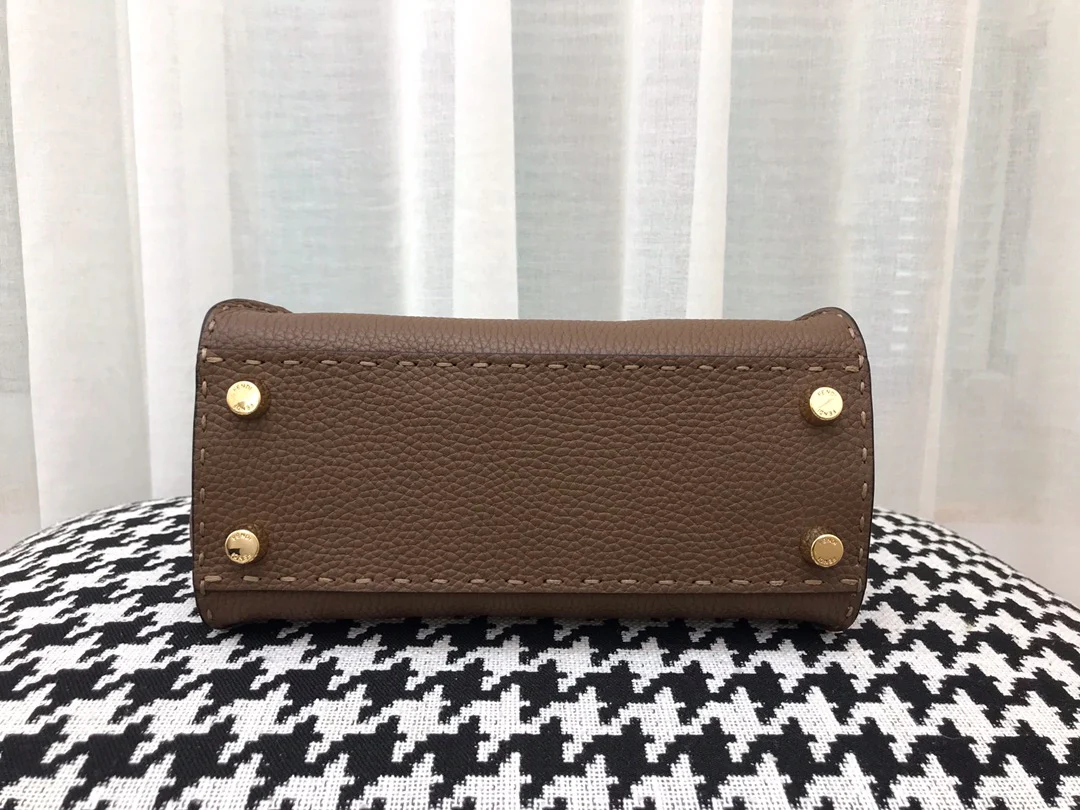 Мини-сумочка Fendi Peekaboo из коричневой кожи