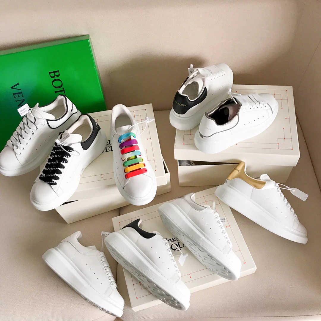 Классические белые кроссовки McQueen с серебристыми блестками