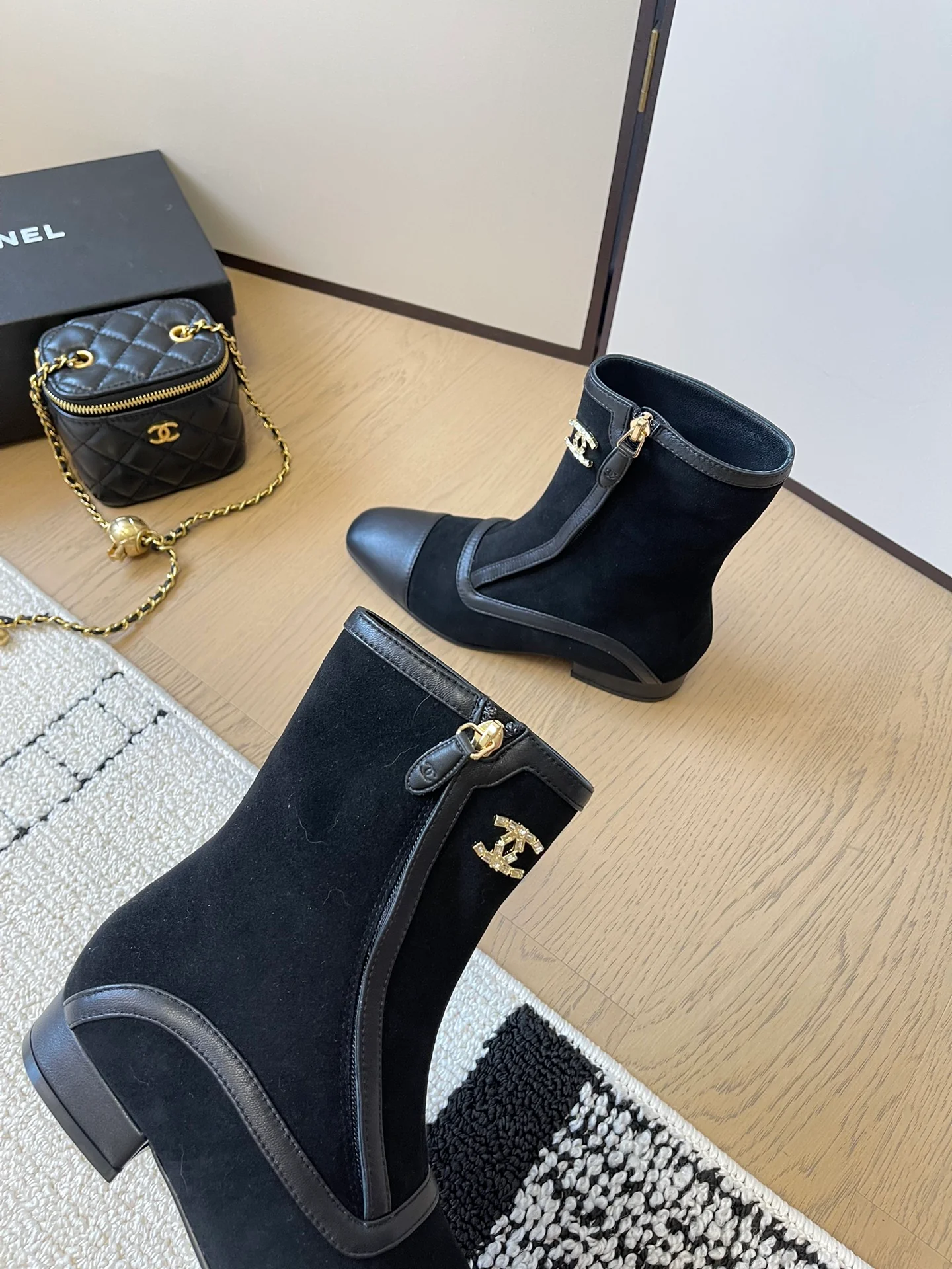 Ботильоны Chanel 2024 с острым носком - черные