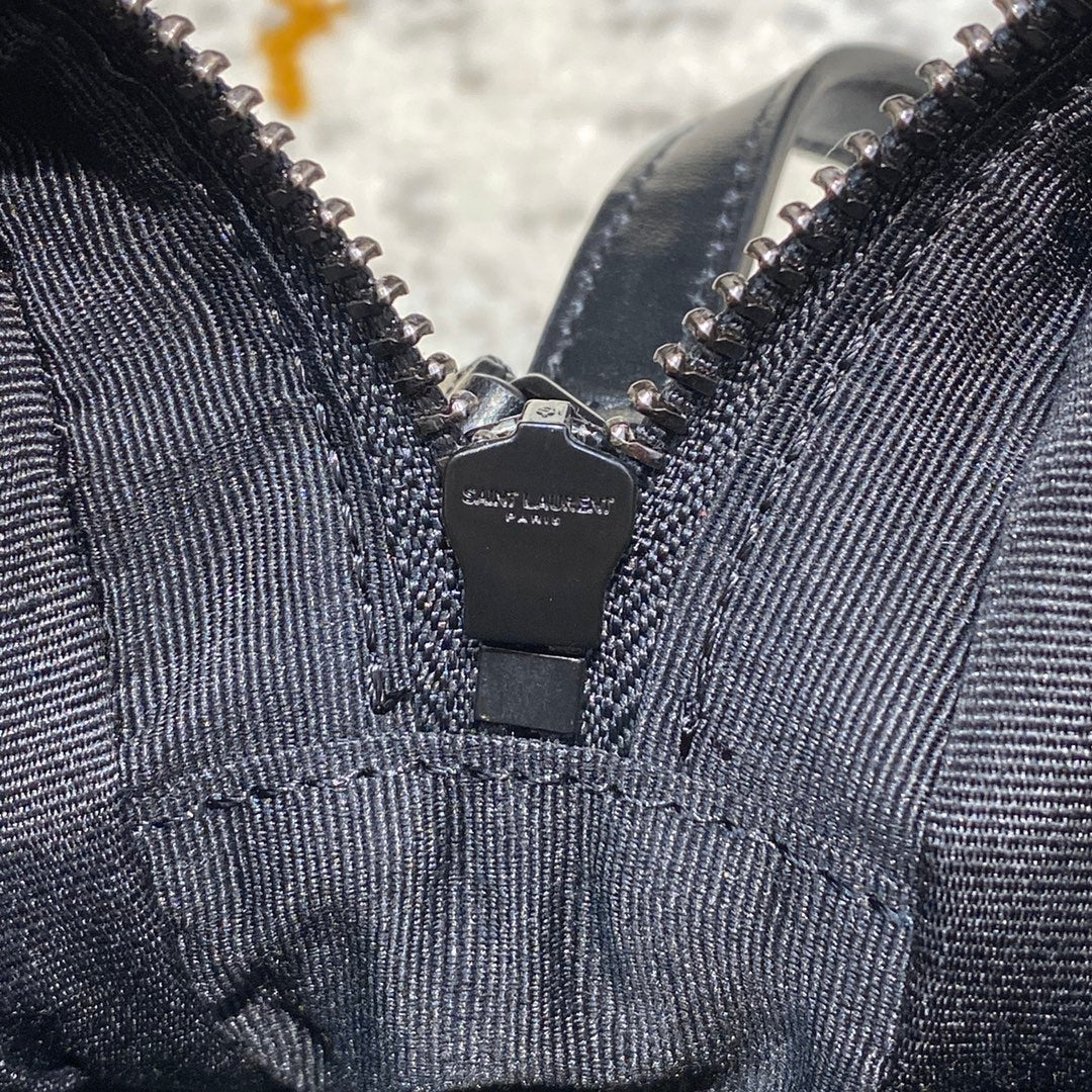 Фотосумка YSL Lou Bag — черная с черной пряжкой.