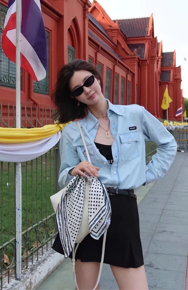 Miu Miu - 2404 - Джинсовая рубашка в молодежном и девичьем стиле с небольшим карманом и воротником.