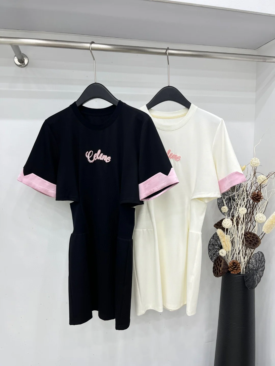 Celine 2404 - Милое платье с асимметричным подолом, подчеркивающее талию - Белое