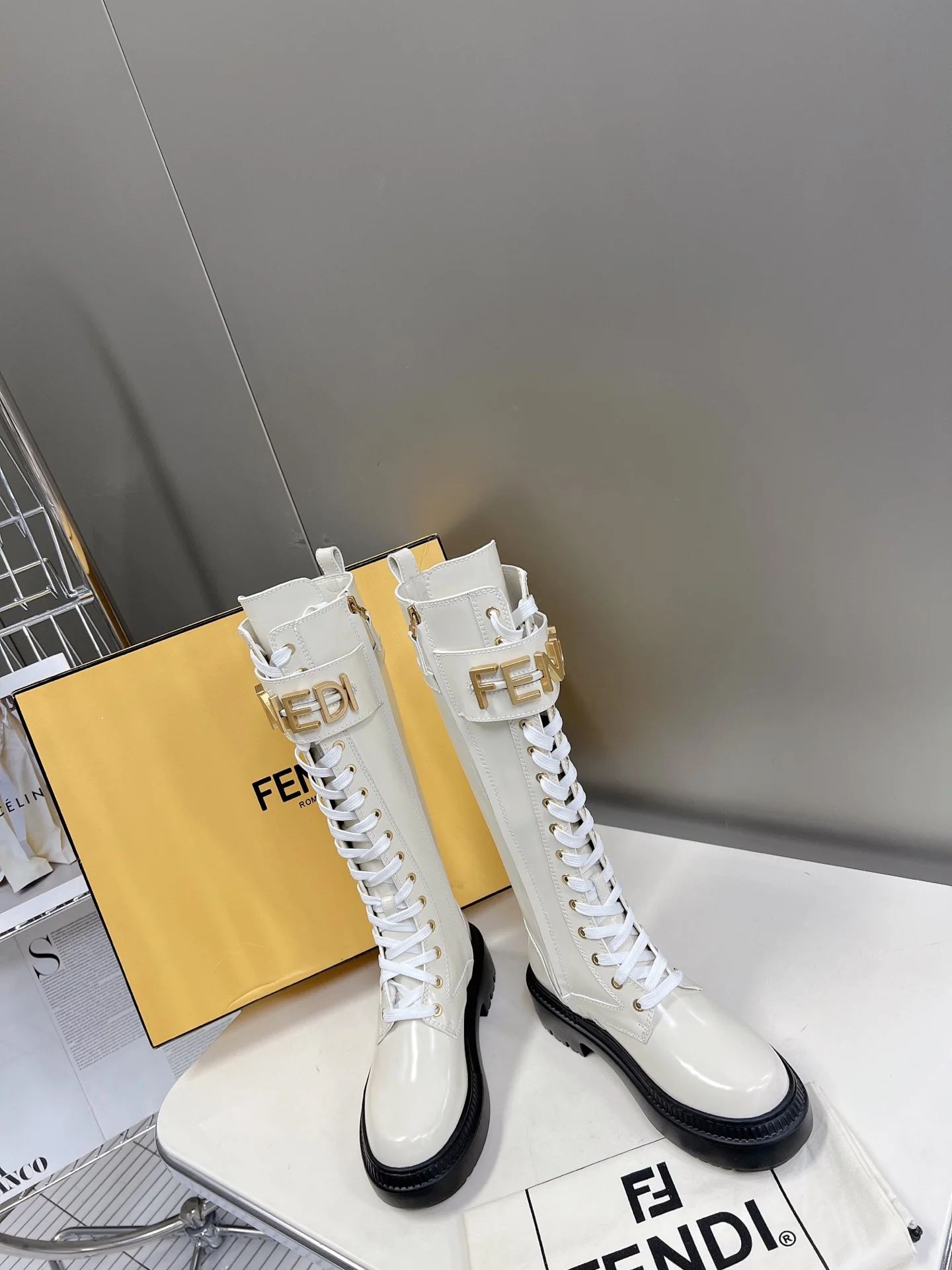 Новинка весны 2022 года от Fendi — Ботинки Martin на шнуровке с пряжкой в ??виде буквы — Белые