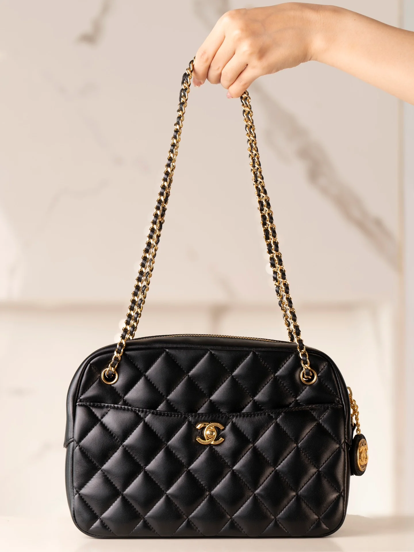 Винтажная сумка для фотоаппарата Chanel в виде монеты, большой размер, черная.