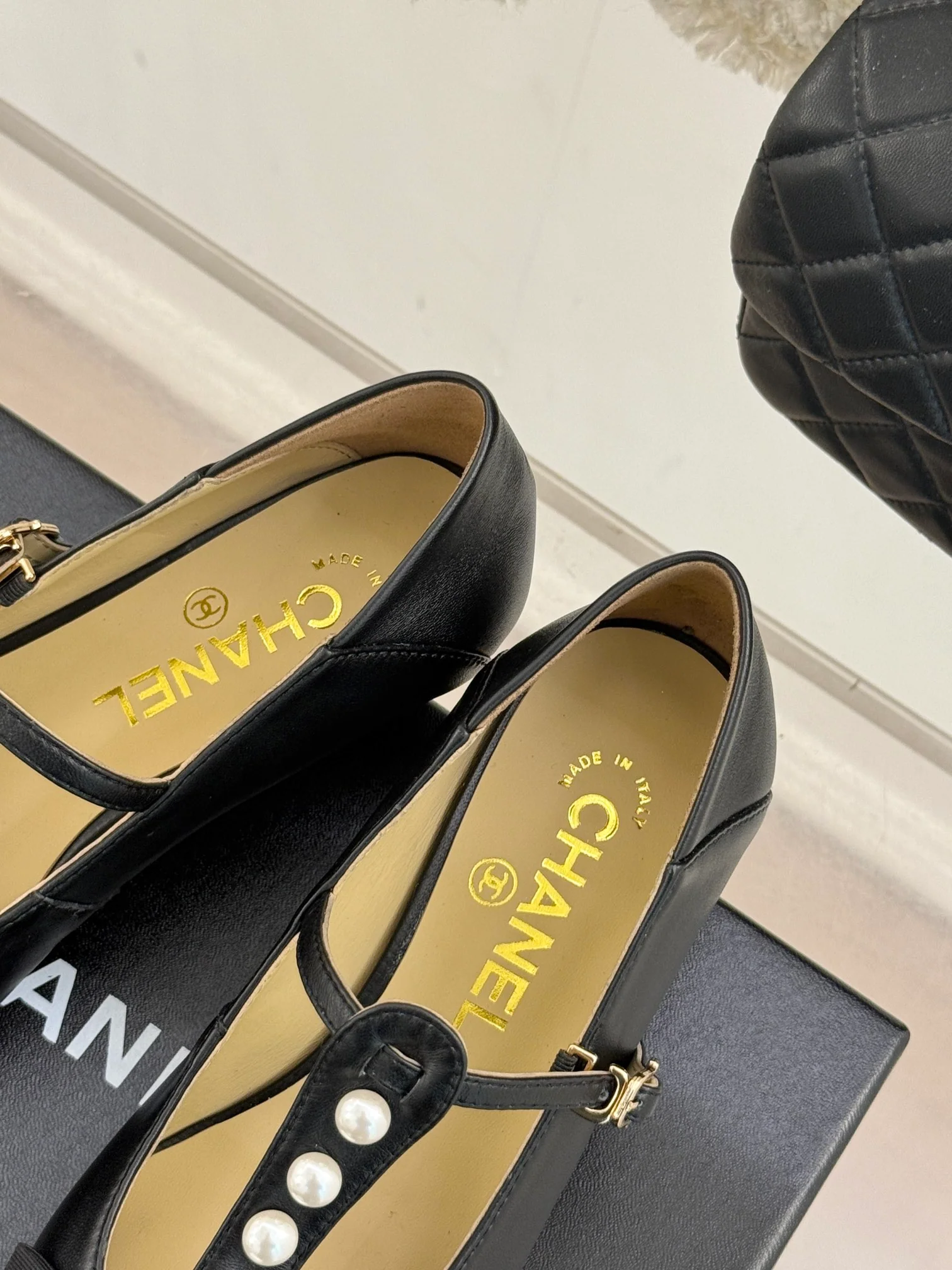 Туфли-мэри-джейн Chanel 2024 с жемчужным верхом - черные