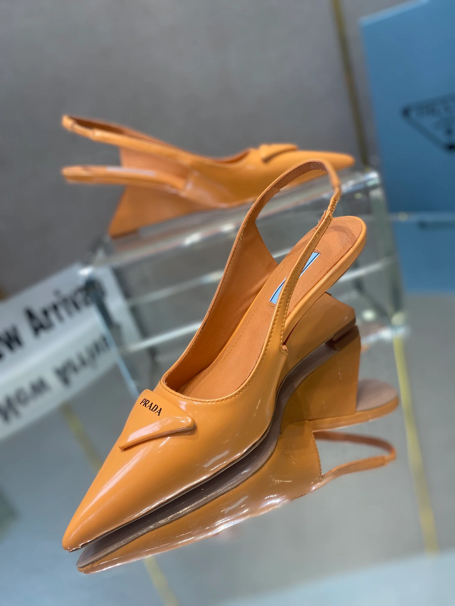 Обувь Prada - Prada - лакированные сандалии на низком каблуке - оранжевые