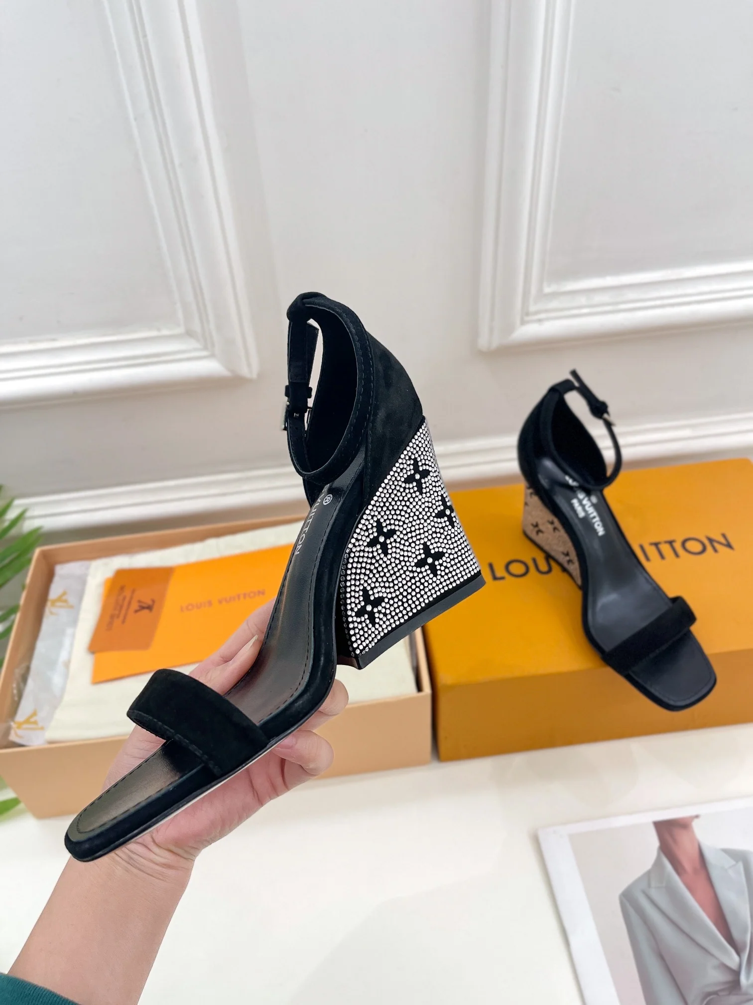 LV - Новинка весны 2023 года - Босоножки на платформе и высоком каблуке