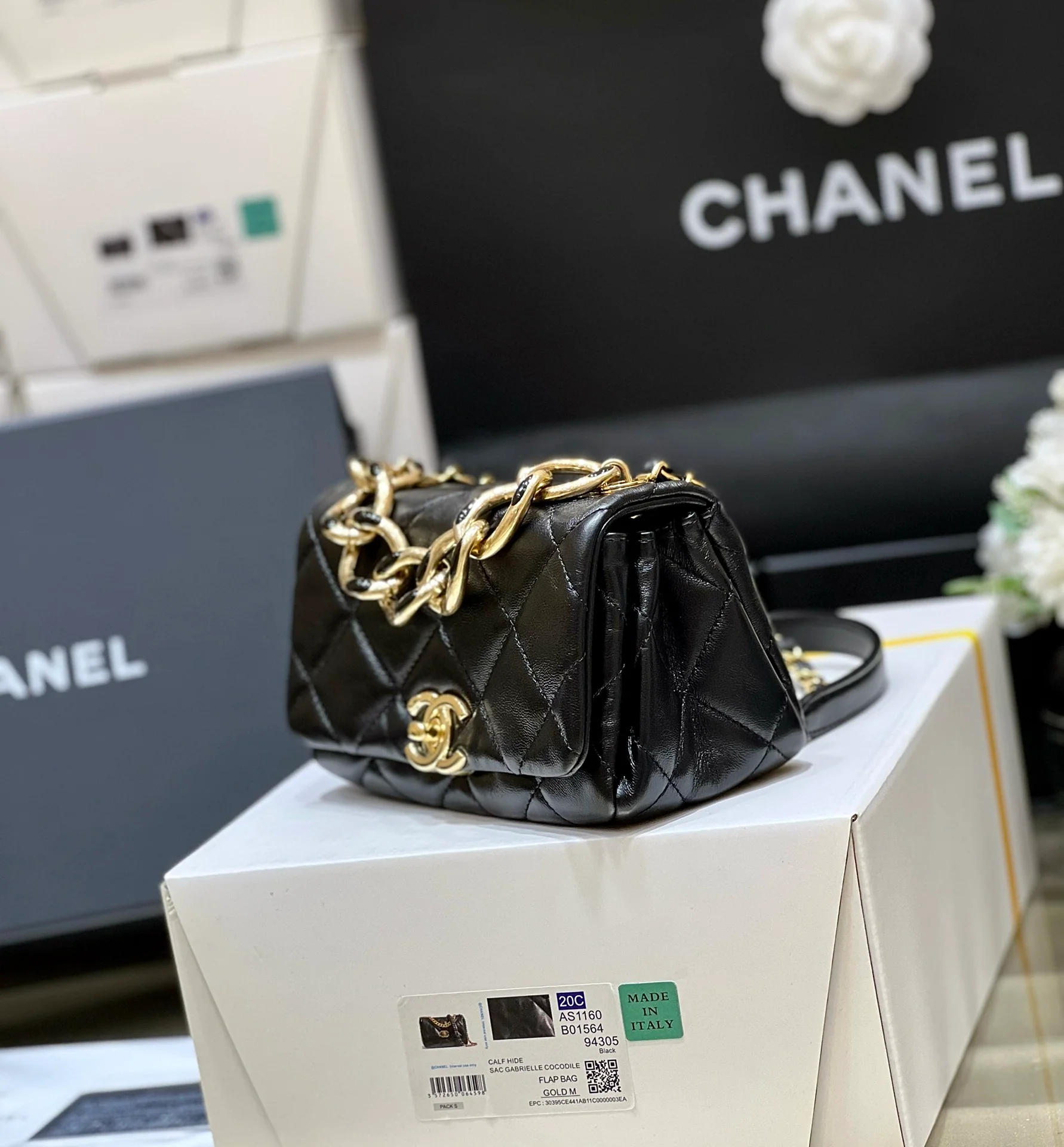 Коллекция Chanel 2022 Métiers d'Art — Сумка-гармошка на массивной цепочке — Мини
