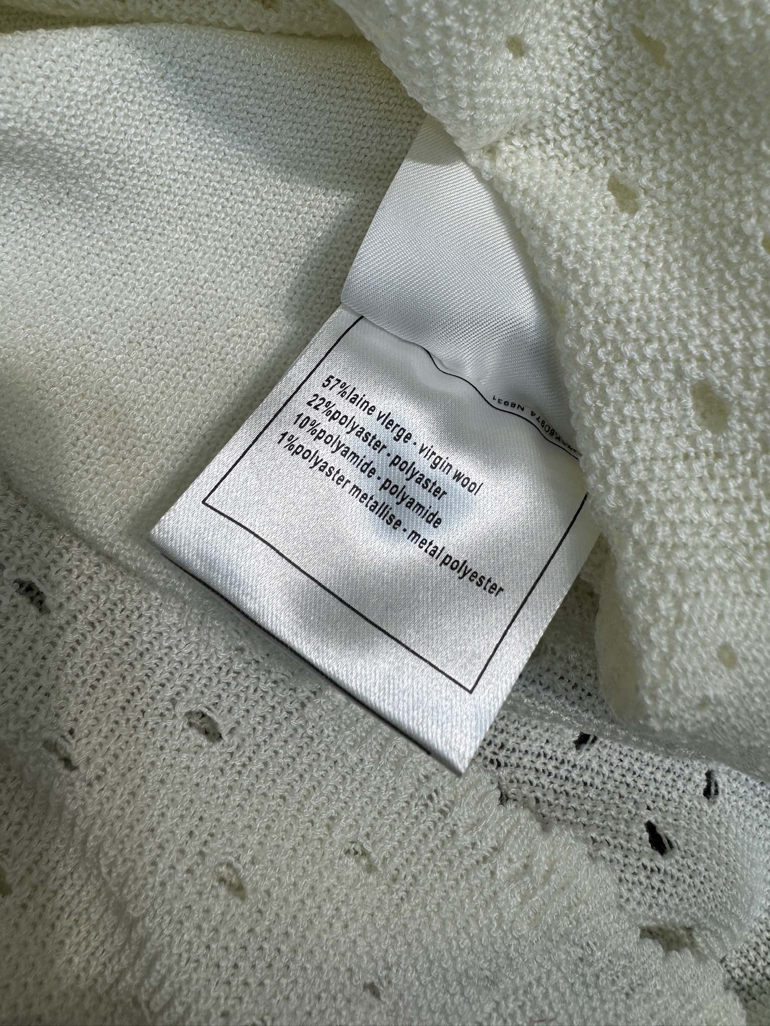 Платье Chanel 2403 Double C из ажурной вязки — абрикосовое.