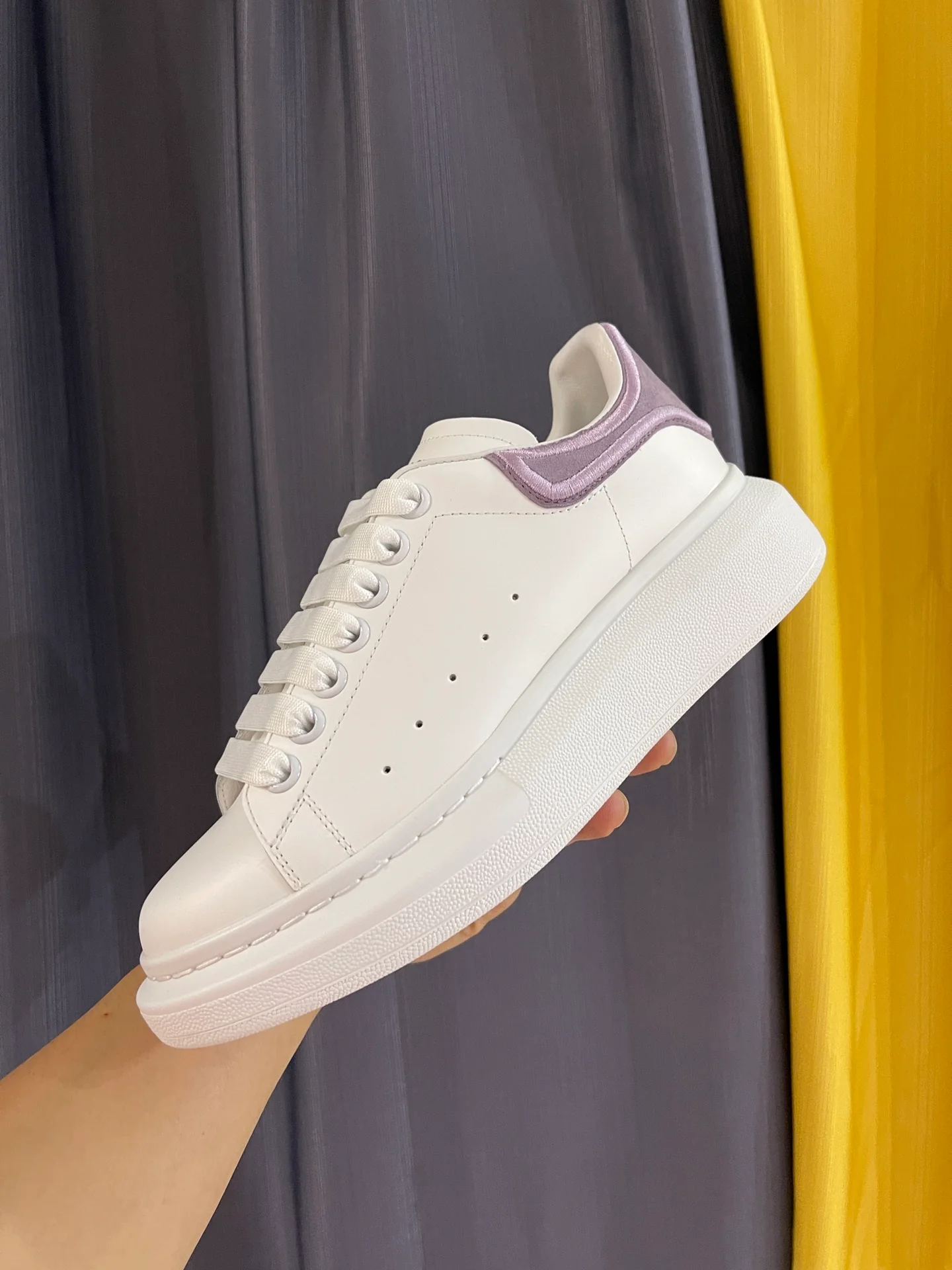 Классические белые кроссовки McQueen - унисекс - фиолетовый бархат - вышитая пятка - премиум-издание