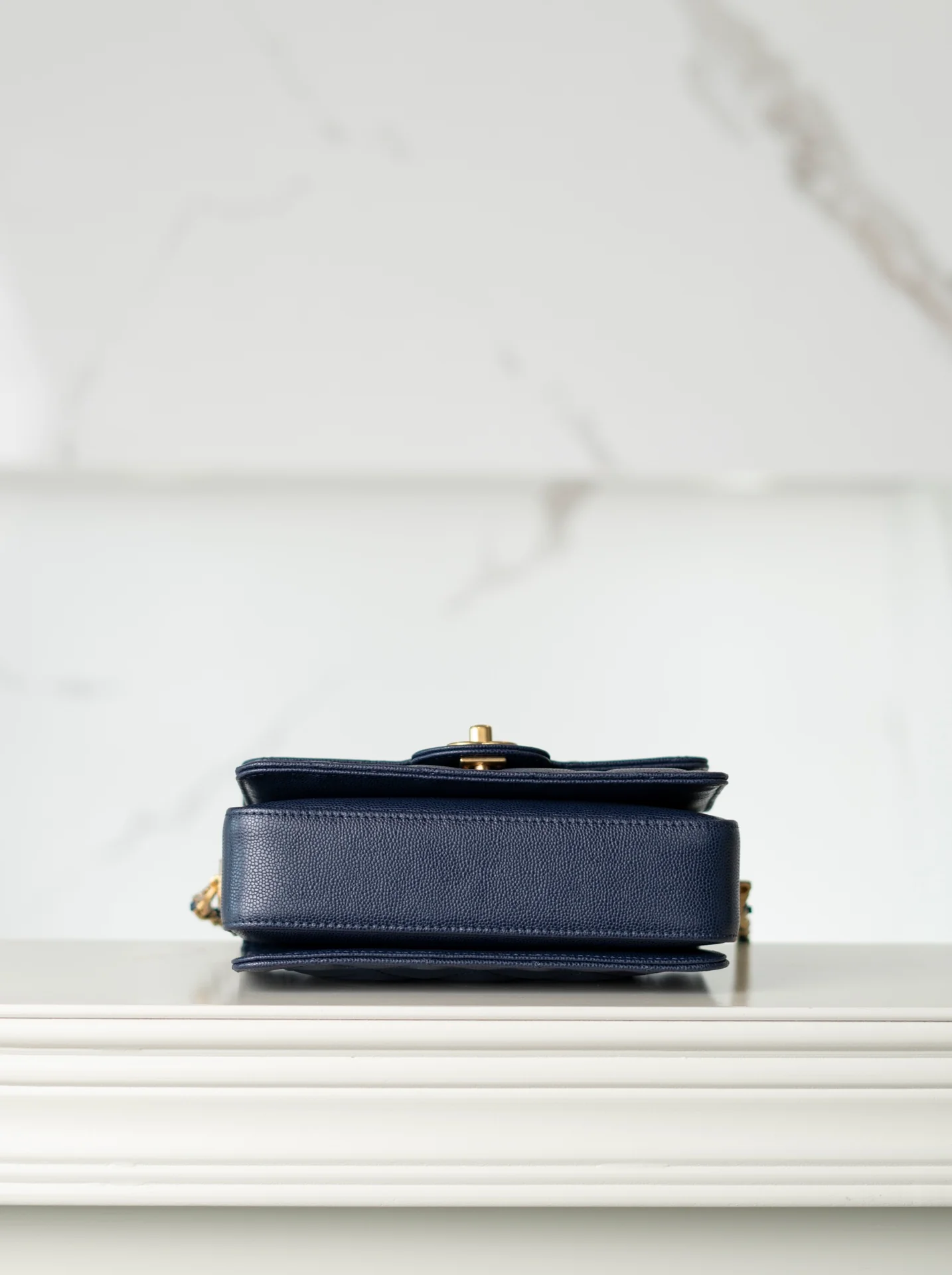 Мини-сумочка Chanel с клапаном и ручкой - синяя