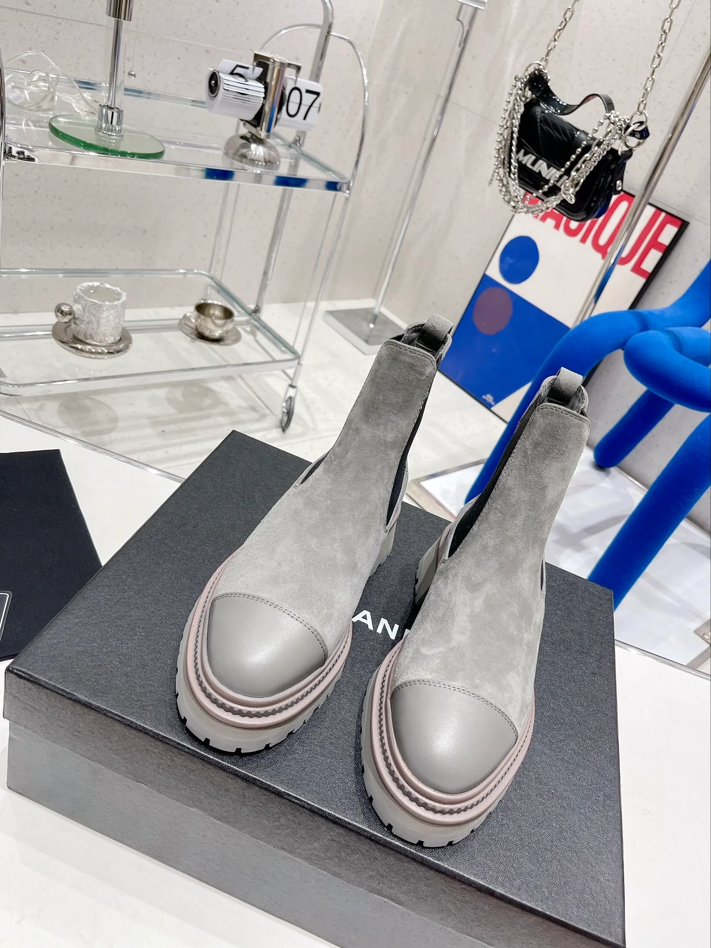 Новинка сезона осень/зима 2022 от Chanel - Ботинки челси - Серые