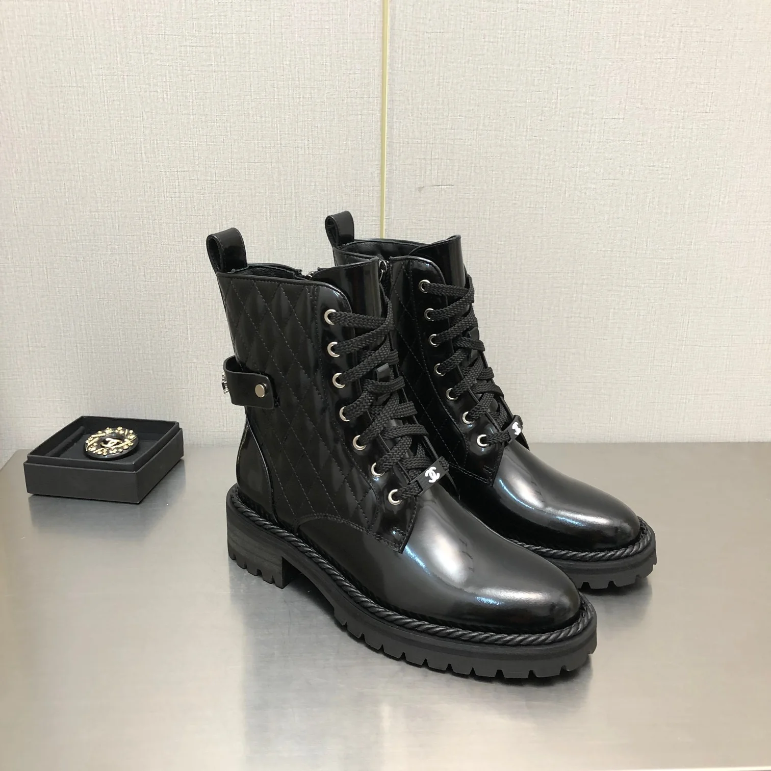 Классические стеганые ботильоны Chanel 2022 на шнуровке и молнии - 1