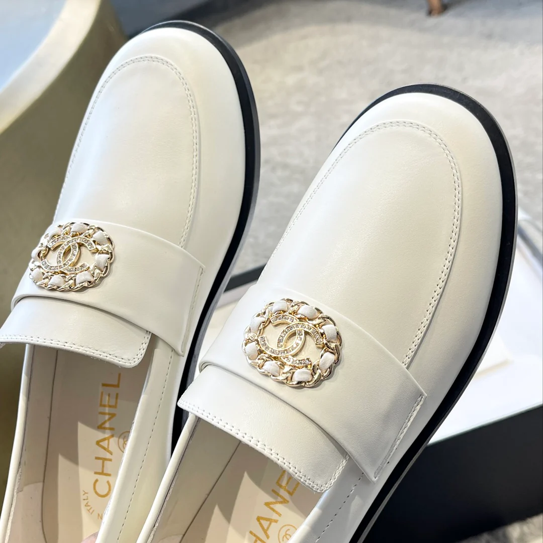 Новинка сезона весна/лето 2023 от Chanel - лоферы из серии Goddess - белые.