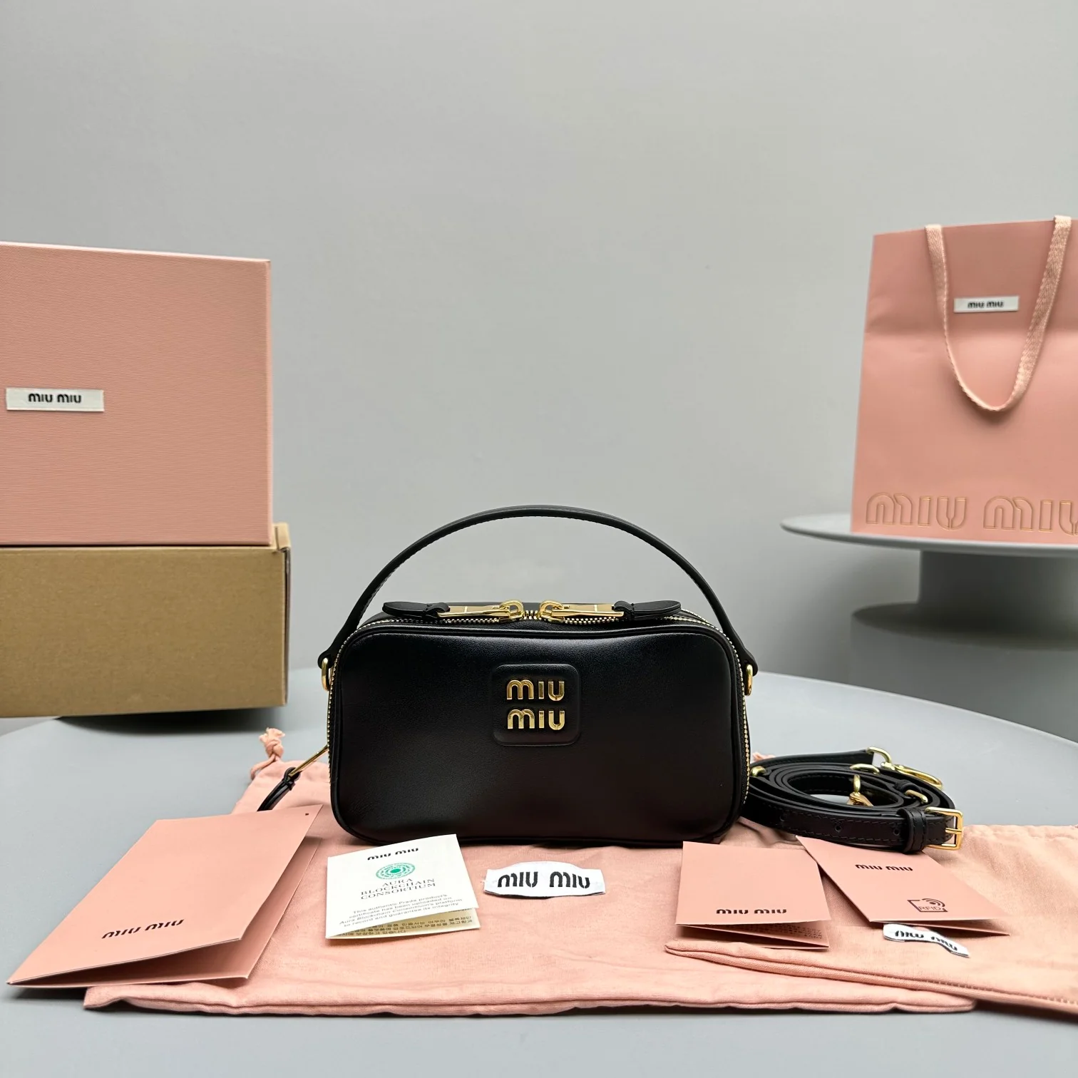 Сумка/кроссбоди для фотоаппарата Miu Miu из осенне-зимней коллекции - полностью кожаная, черная.