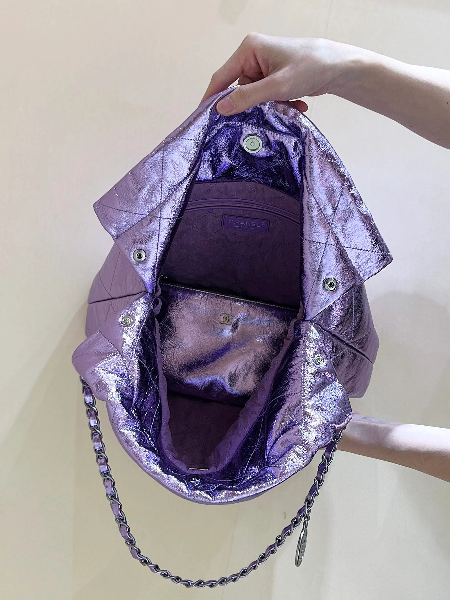 Мусорный мешок Chanel 25c из металлизированной кожи - фиолетовый