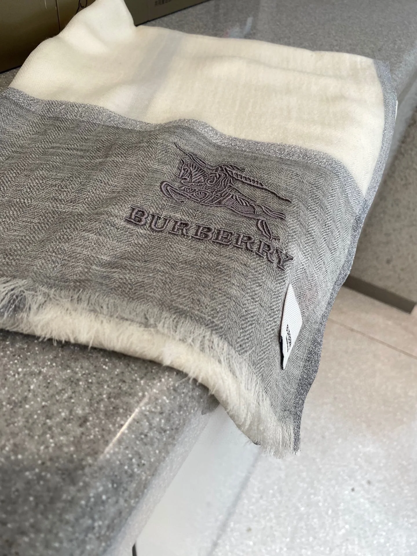 Кашемировый шарф Burberry с пайетками, пряжа - 100-200 см - бежевый/серый