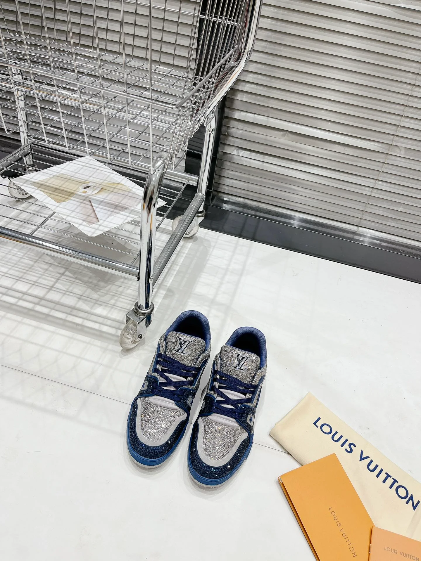 Кроссовки LV Trainer - обувь для скейтбординга - глянцевые синие и серебристые - унисекс