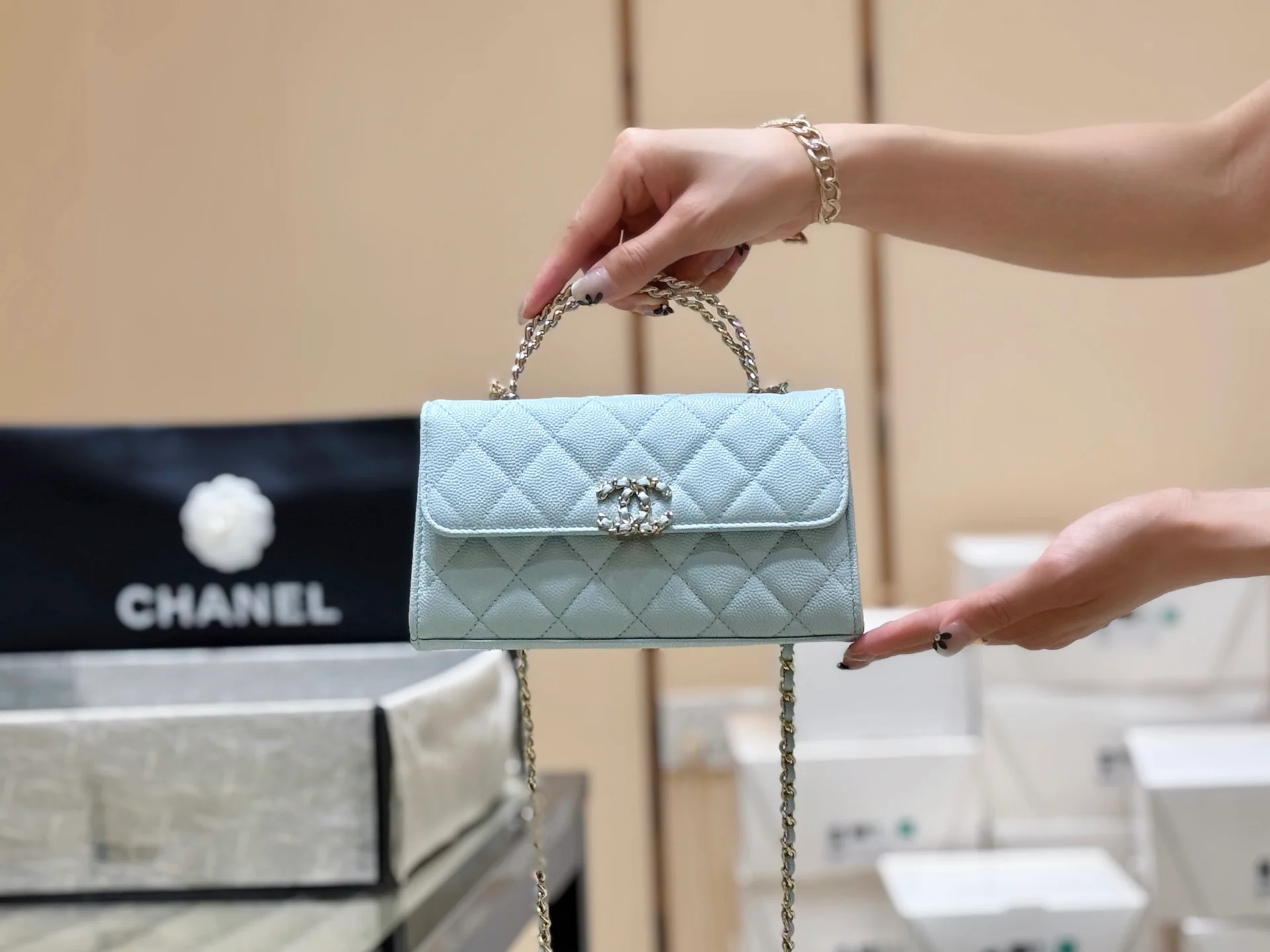 Сумка Chanel 25s Kelly Handle Bag, горизонтальный стиль, нежно-голубой.