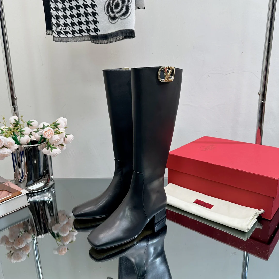 Новинка сезона осень/зима 2023 от Valentino — Ботинки на массивном каблуке с небольшим V-образным логотипом — Черные