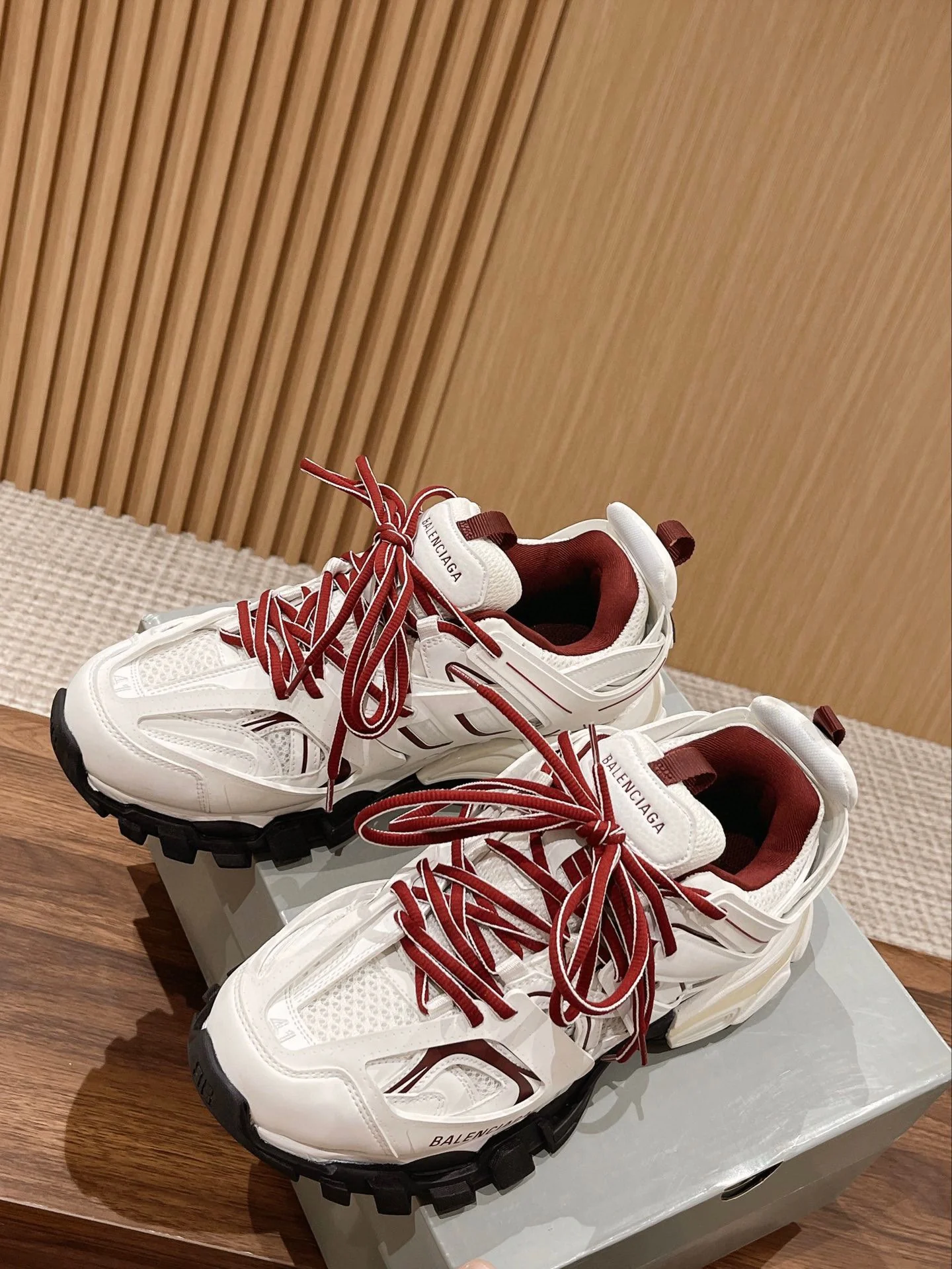 Кроссовки Balenciaga Track 3-0 (3-го поколения) Chunk - унисекс - белые с красными шнурками