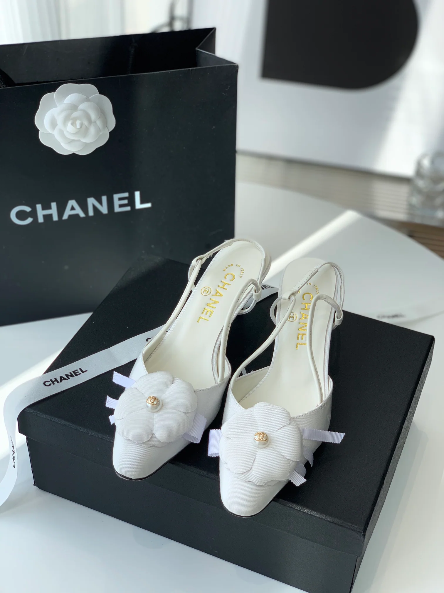 Сандалии Chanel, украшенные камелиями, размеры 35-39-40 (изготовление на заказ)