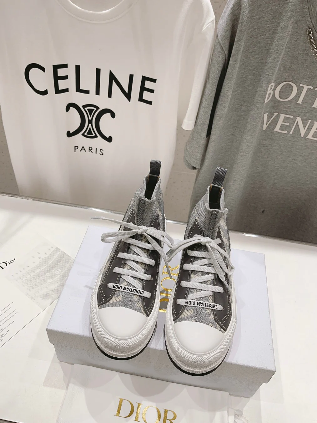 Коллекция Dior Pre-Fall 2023 с подиума - Высокие повседневные кроссовки - Серые