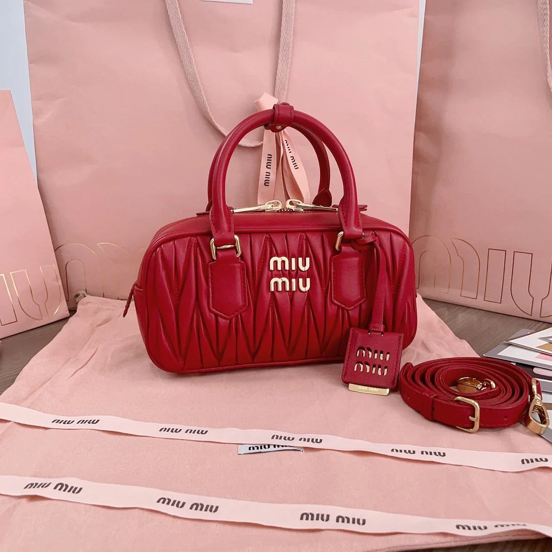 Сумка для боулинга Miu Miu 5bb142 с матовым узором - красная.