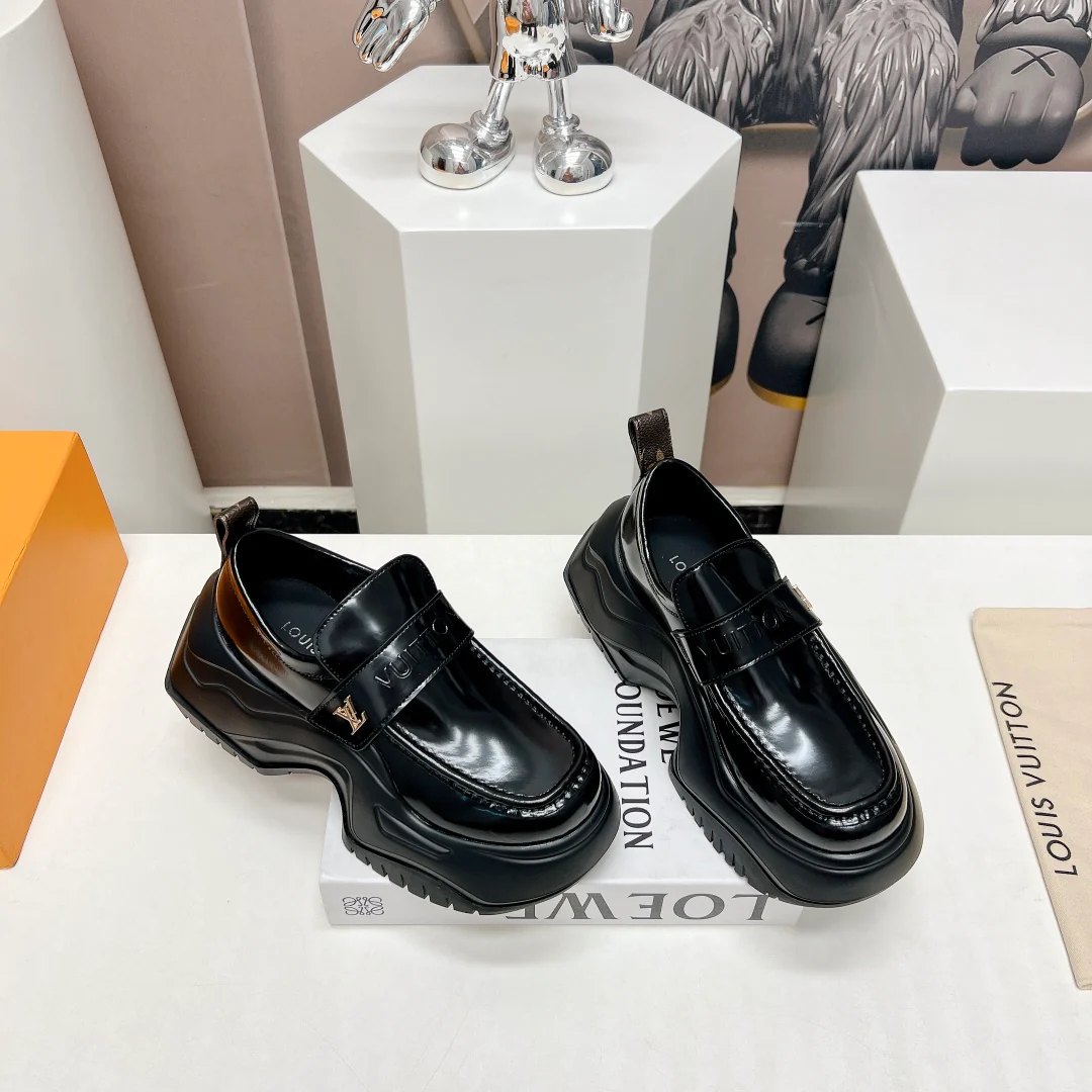 Весенняя новинка LV 2023 — повседневные туфли на платформе с закругленным носком.